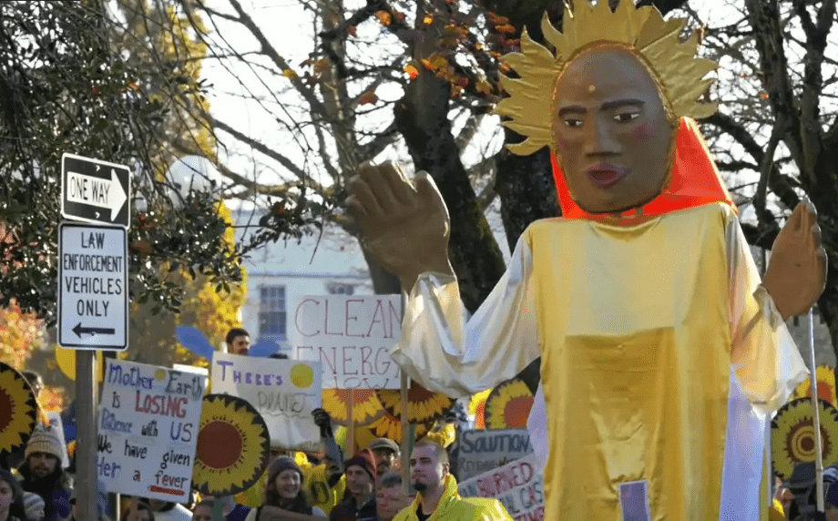 Video: Climate march that culminates in 450-person human painting!